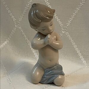 Lladro โA Childโs Prayerโ Boy Figurine